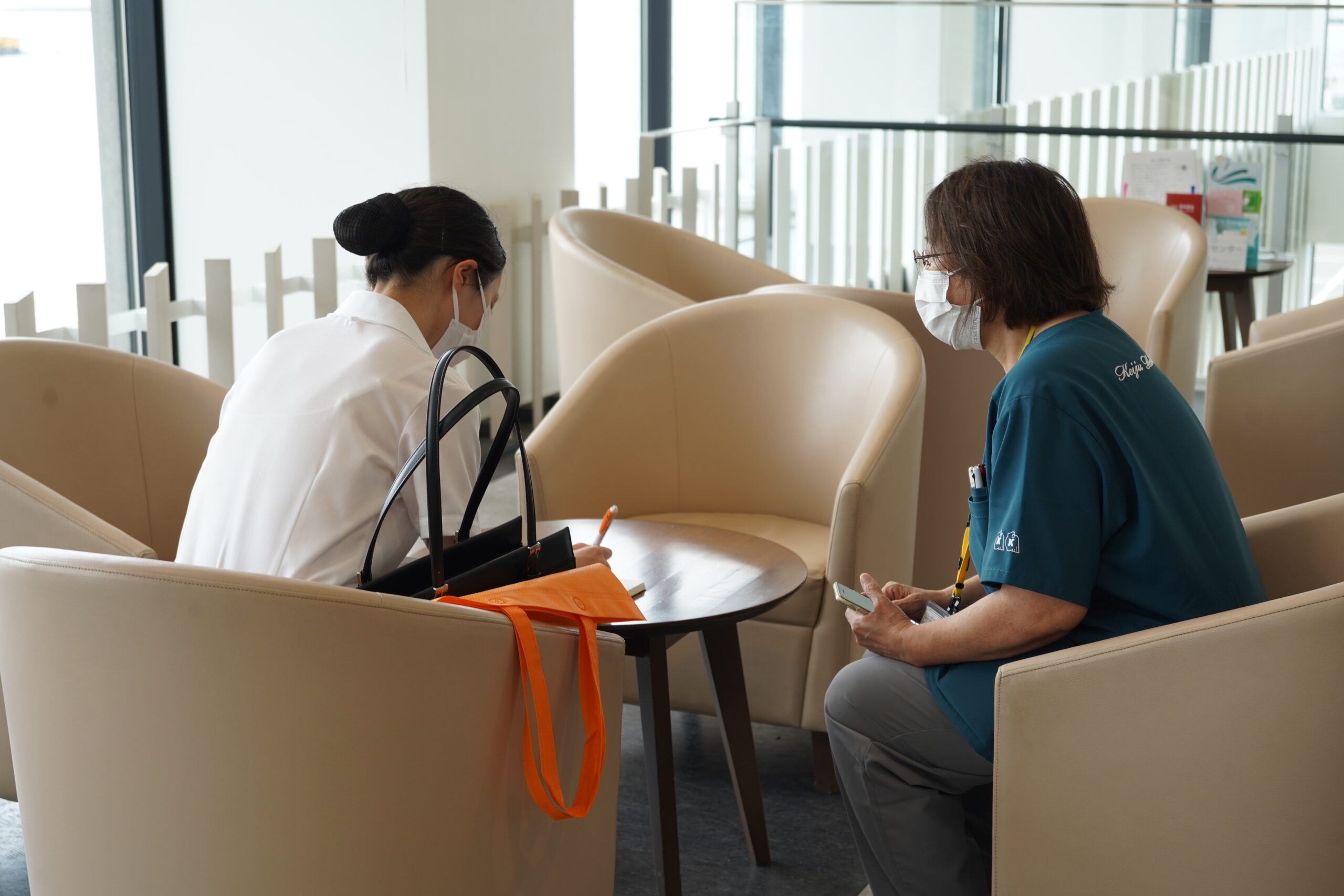 ラウンジのソファで、職員と参加者が1対1で話し込んでいる様子
