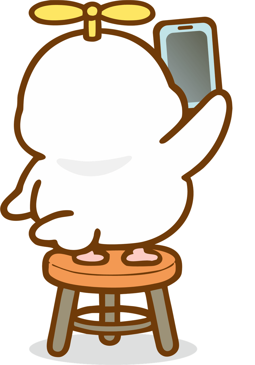 踏み台に乗ってスマホで撮影するぽっぽちゃん
