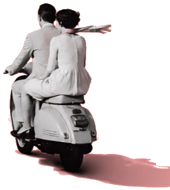 スクーターに二人乗りで出かける夫婦の後ろ姿